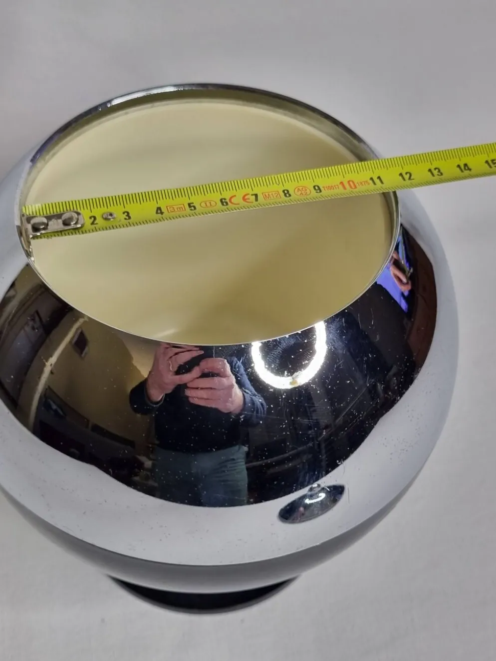 Seau à glaçons Coldy Lux, design sphérique en métal chromé et noir, années