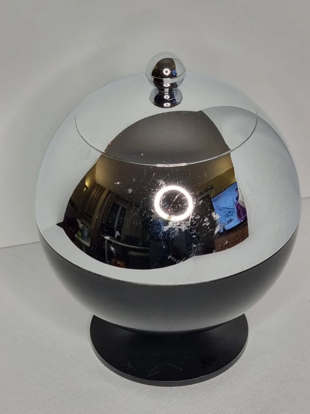 Seau à glaçons Coldy Lux, design sphérique en métal chromé et noir, années