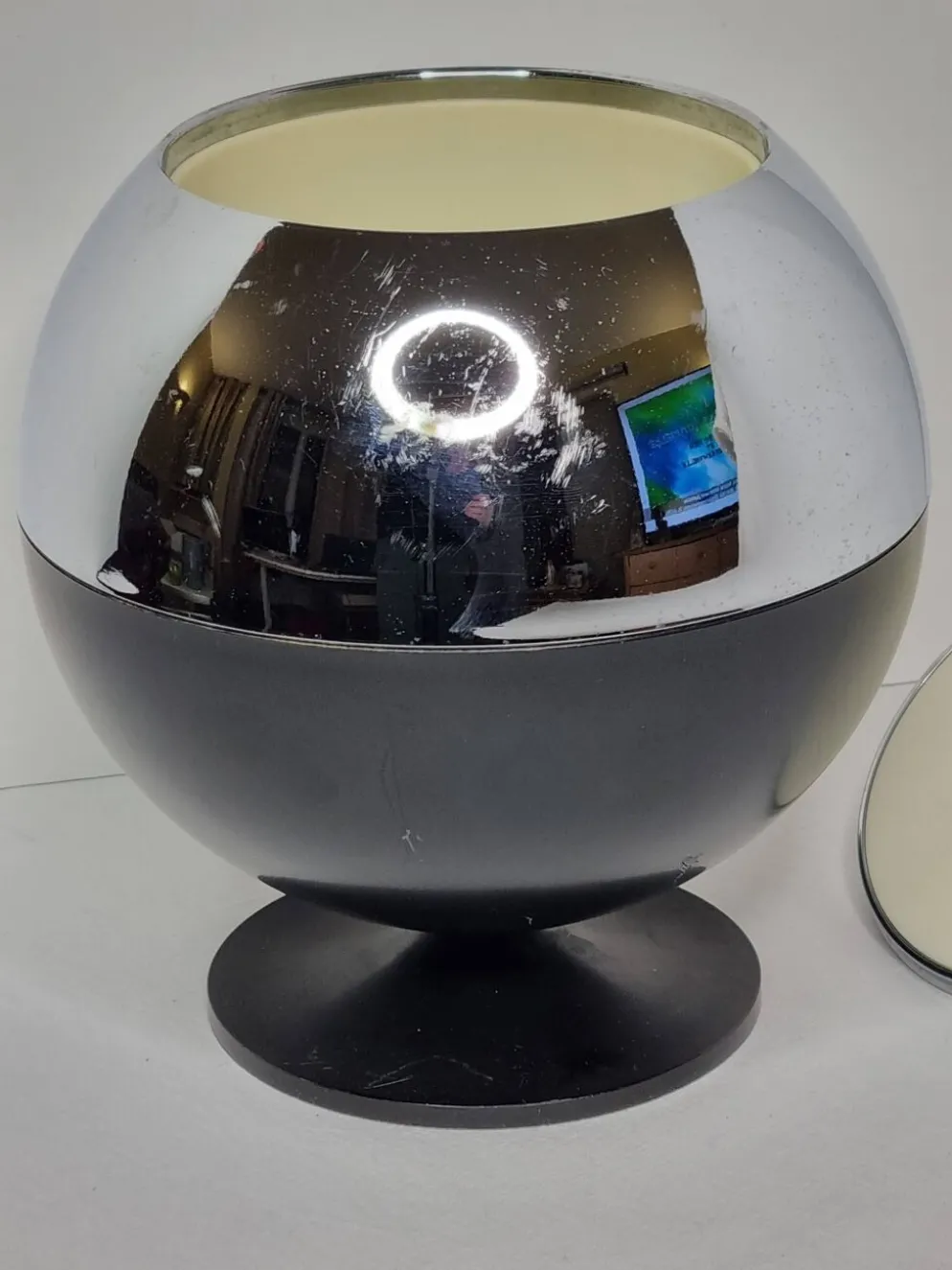 Seau à glaçons Coldy Lux, design sphérique en métal chromé et noir, années