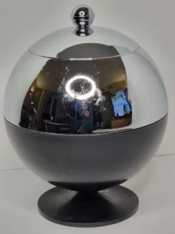 Seau à glaçons Coldy Lux, design sphérique en métal chromé et noir, années