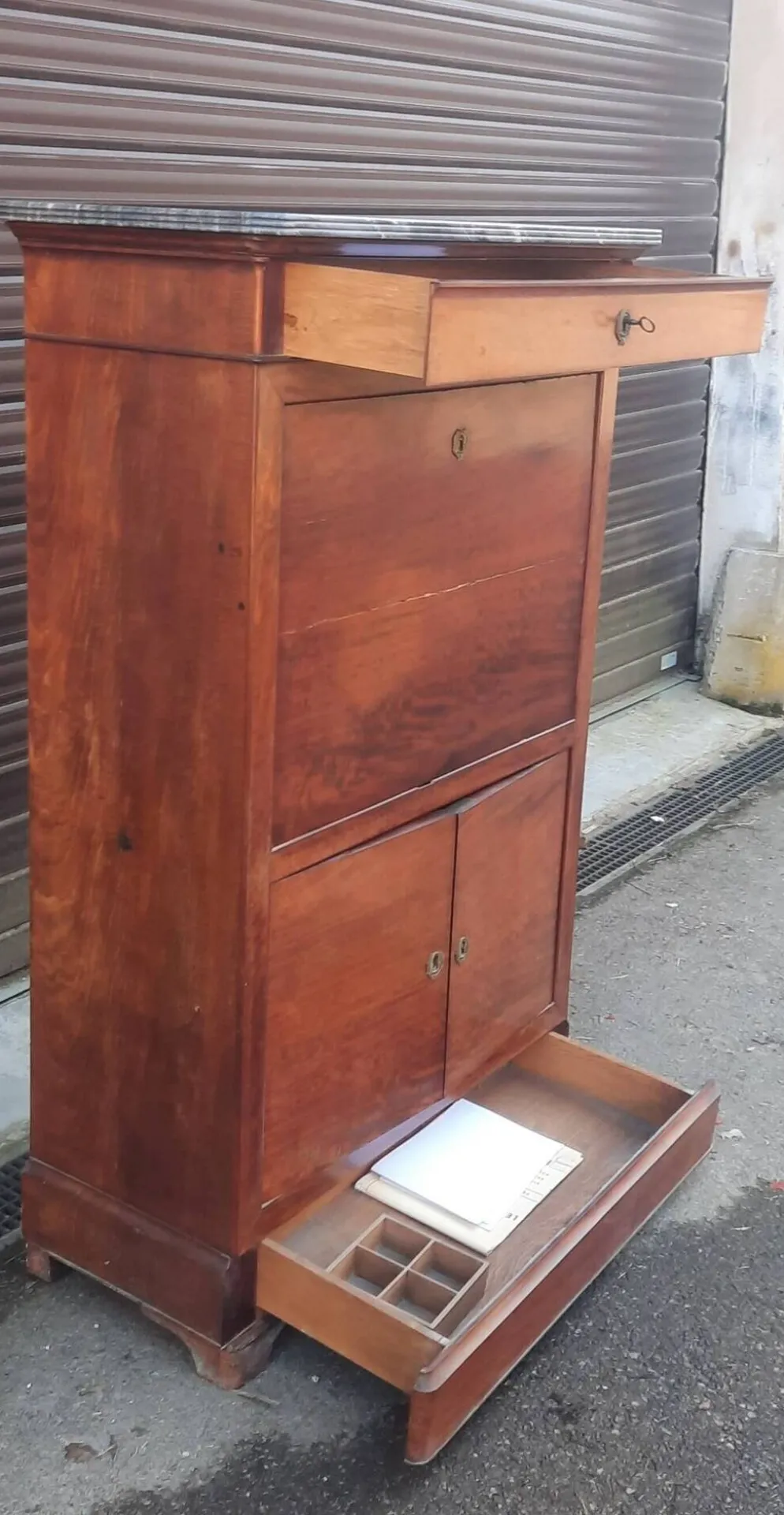 Secretaire en plaquage du dix-neuvieme siècle