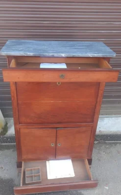 Secretaire en plaquage du dix-neuvieme siècle