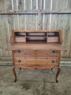 Secrétaire à abattant de style Louis XV en noyer, travail XXeme. (br)