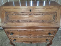 Secrétaire à abattant de style Louis XV en noyer, travail XXeme. (br)