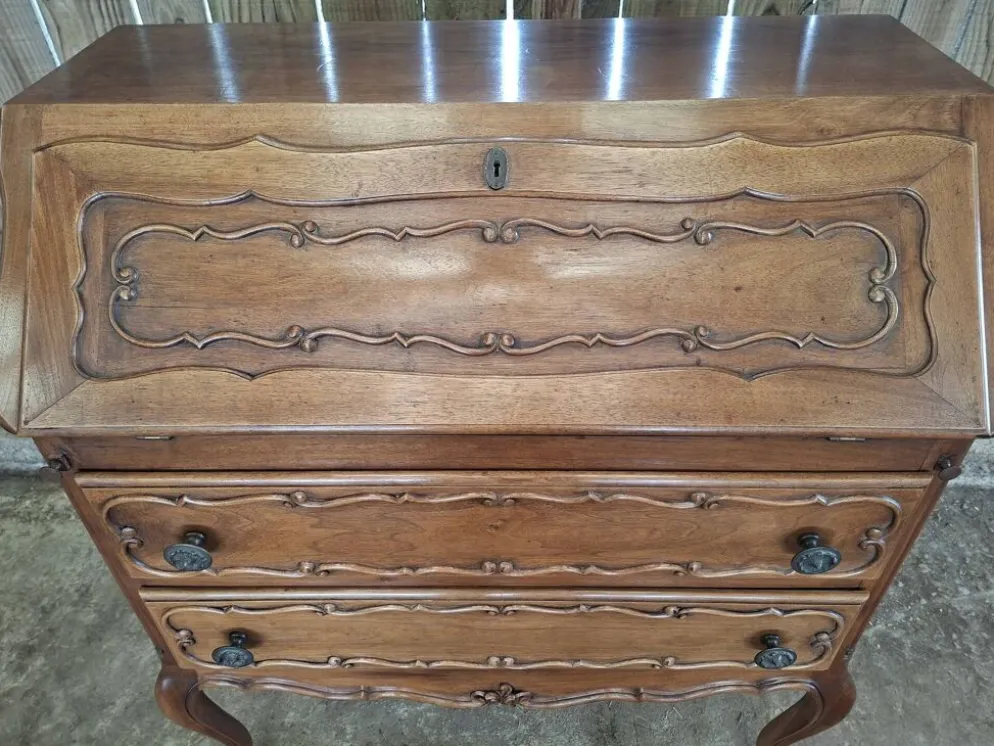 Secrétaire à abattant de style Louis XV en noyer, travail XXeme. (br)