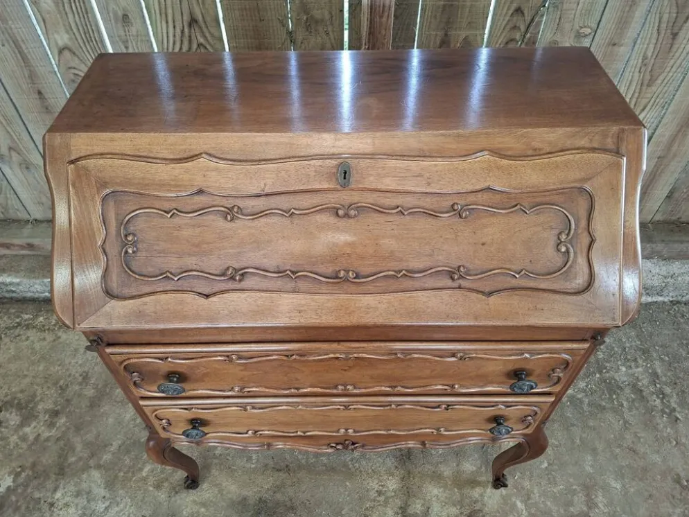 Secrétaire à abattant de style Louis XV en noyer, travail XXeme. (br)