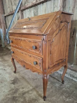 Secrétaire à abattant de style Louis XV en noyer, travail XXeme. (br)