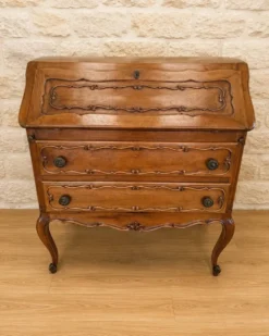 Secrétaire à abattant de style Louis XV en noyer, travail XXeme. (br)