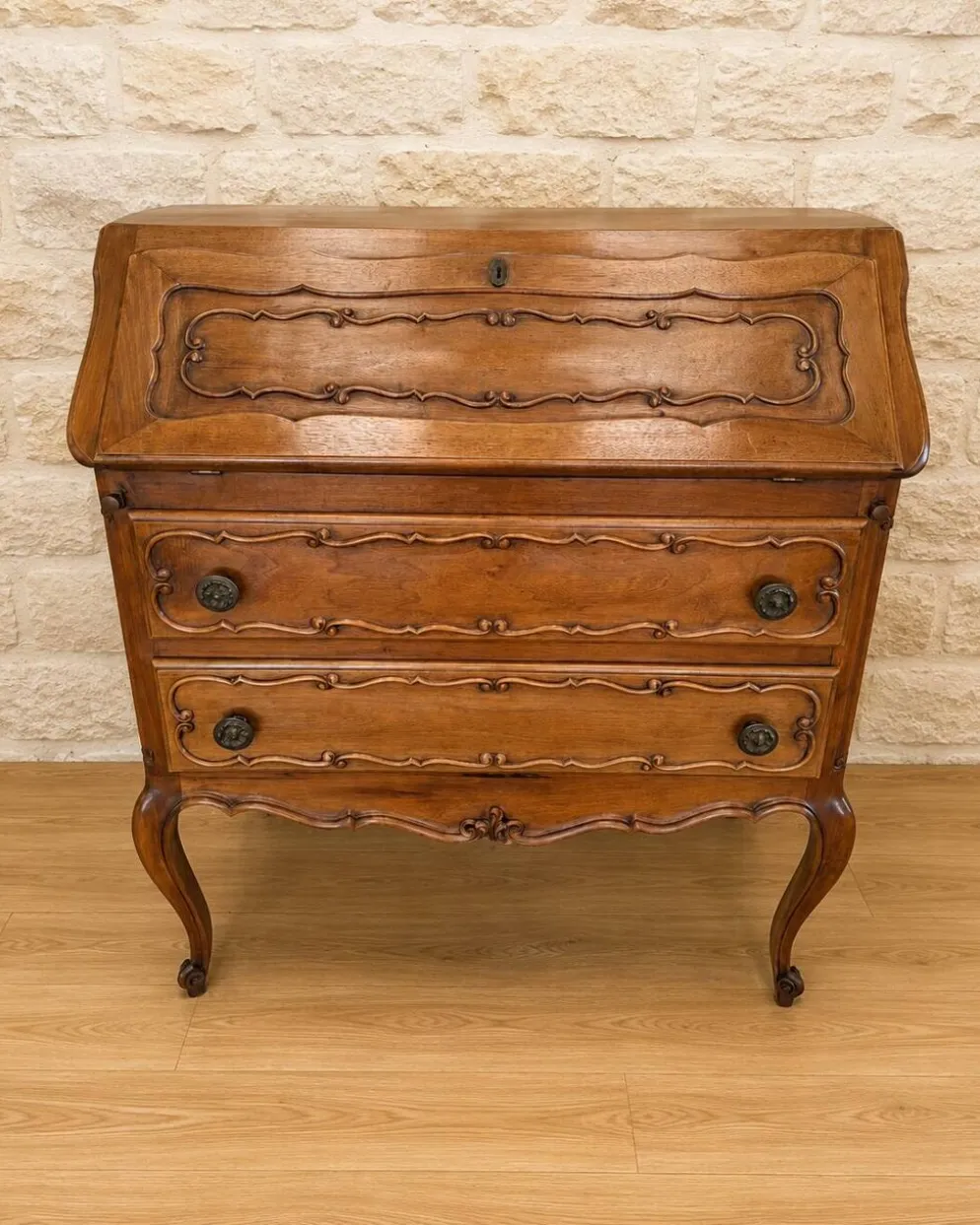 Secrétaire à abattant de style Louis XV en noyer, travail XXeme. (br)