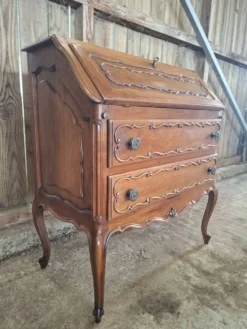 Secrétaire à abattant de style Louis XV en noyer, travail XXeme. (br)
