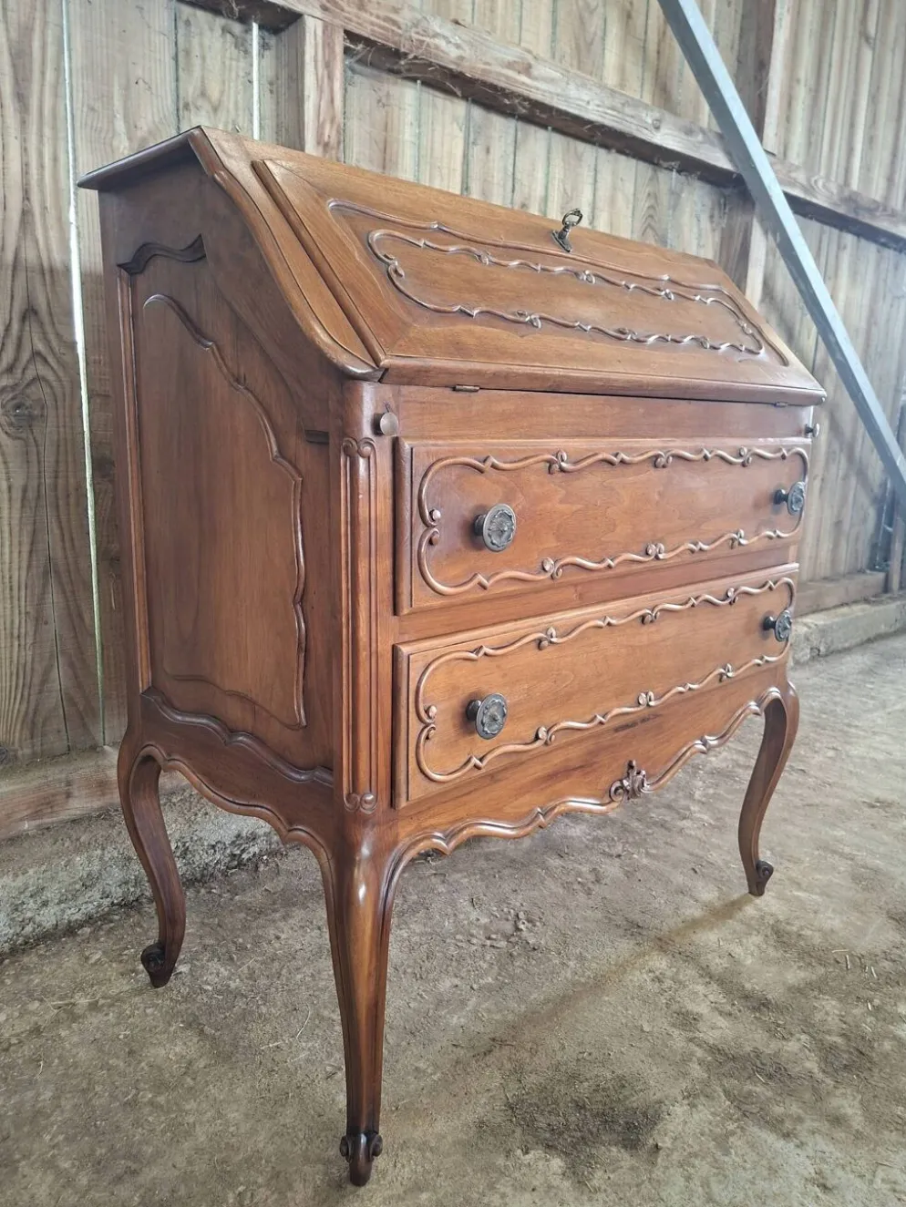 Secrétaire à abattant de style Louis XV en noyer, travail XXeme. (br)