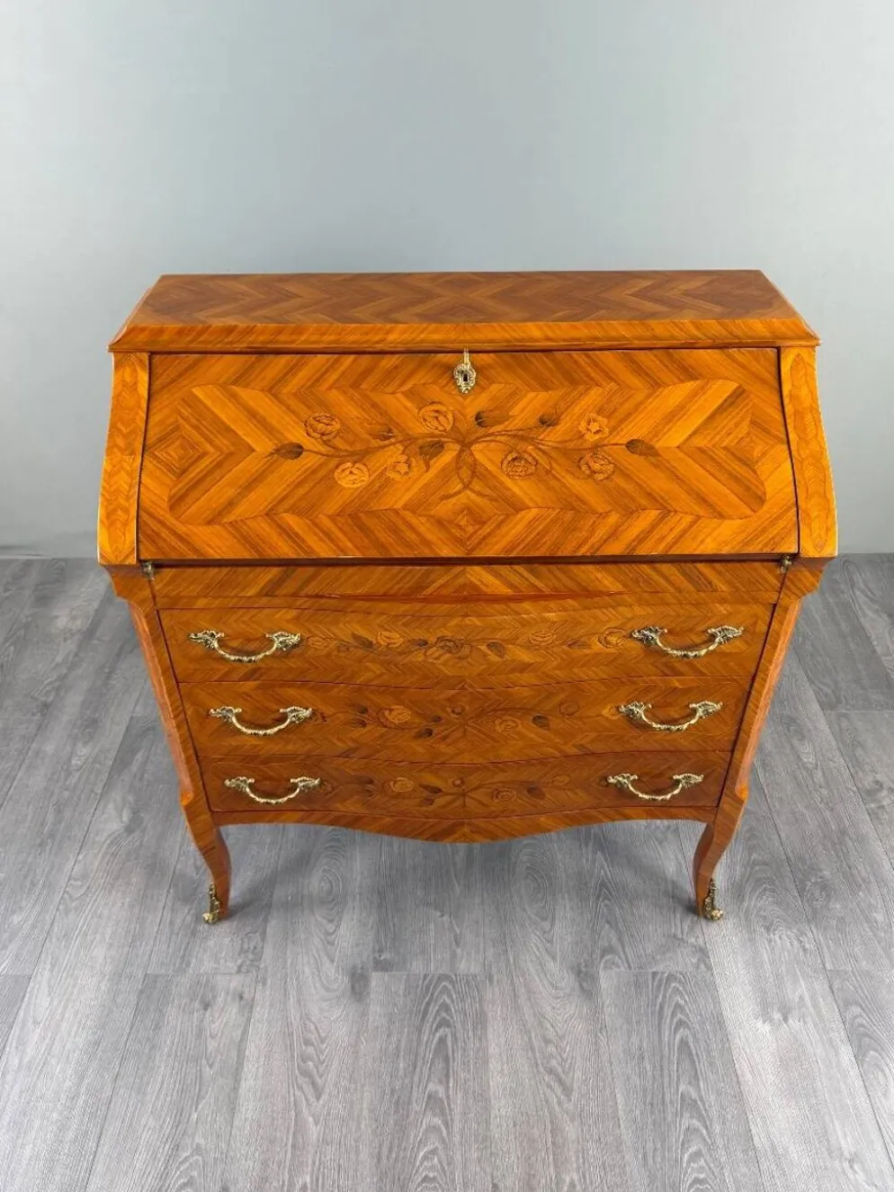 Secrétaire à abattant de style Louis XV en bois de placage et marqueterie, XIXe Siècle