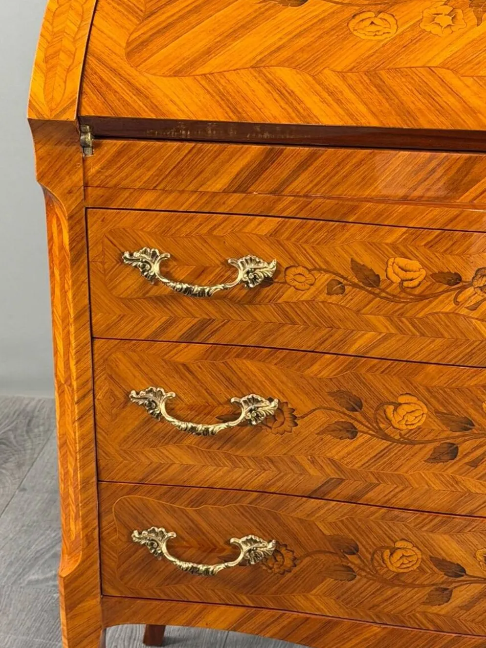 Secrétaire à abattant de style Louis XV en bois de placage et marqueterie, XIXe Siècle