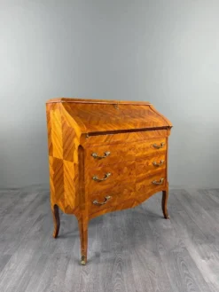 Secrétaire à abattant de style Louis XV en bois de placage et marqueterie, XIXe Siècle