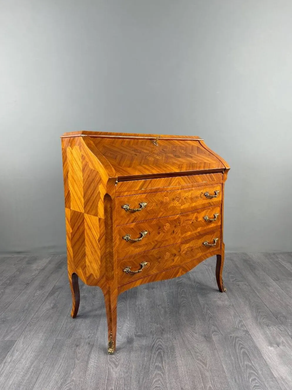 Secrétaire à abattant de style Louis XV en bois de placage et marqueterie, XIXe Siècle