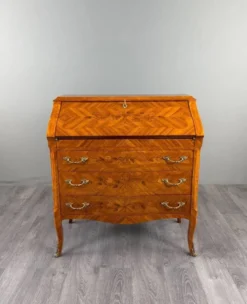 Secrétaire à abattant de style Louis XV en bois de placage et marqueterie, XIXe Siècle