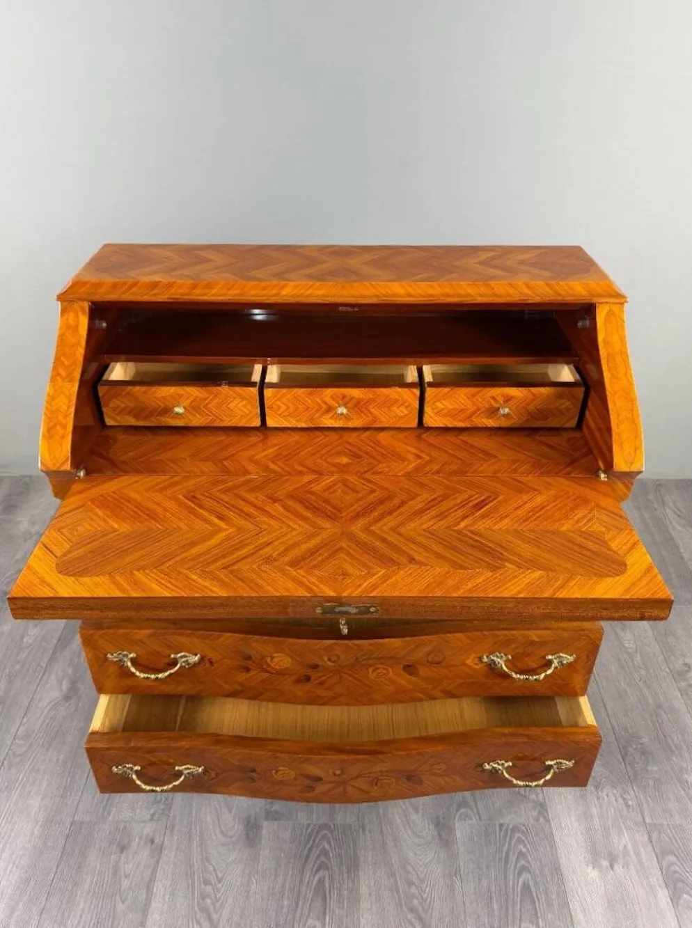 Secrétaire à abattant de style Louis XV en bois de placage et marqueterie, XIXe Siècle