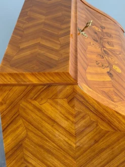 Secrétaire à abattant de style Louis XV en bois de placage et marqueterie, XIXe Siècle