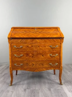 Secrétaire à abattant de style Louis XV en bois de placage et marqueterie, XIXe Siècle