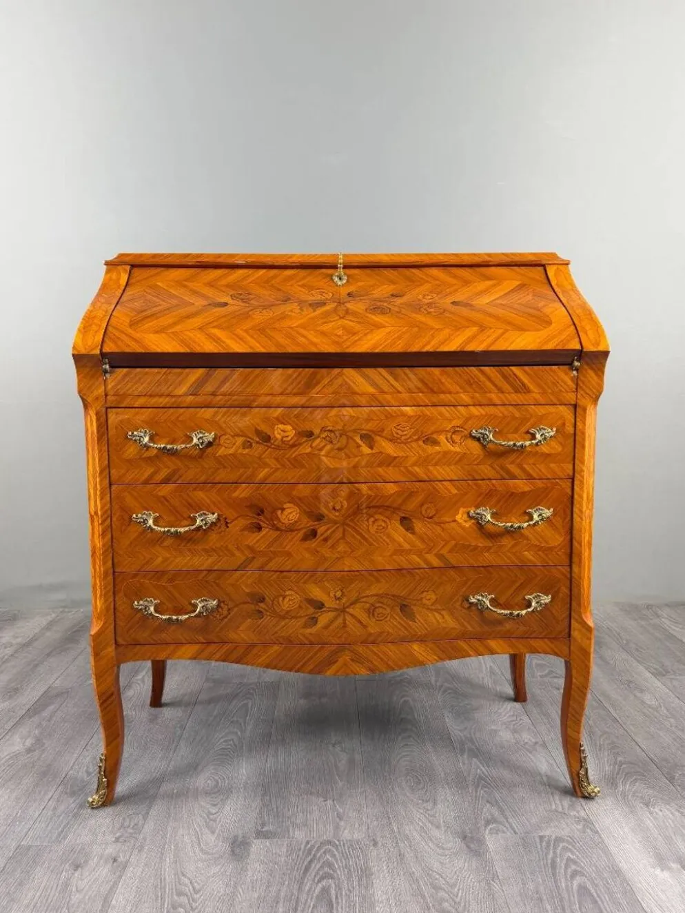 Secrétaire à abattant de style Louis XV en bois de placage et marqueterie, XIXe Siècle