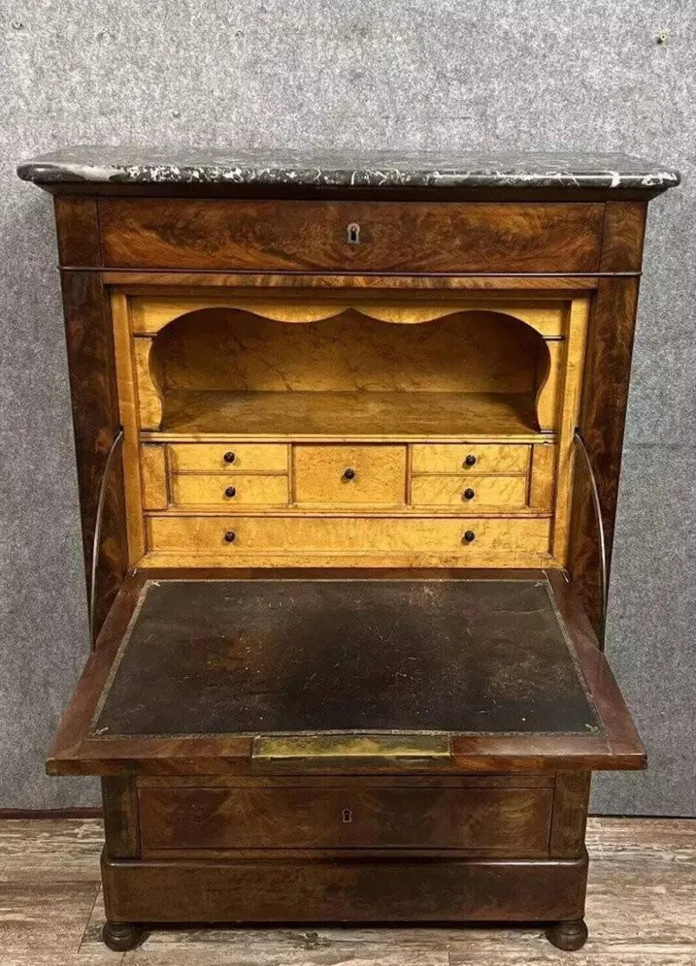 Secrétaire à abattant en acajou flammé – Époque Louis-Philippe, XIXe siècle