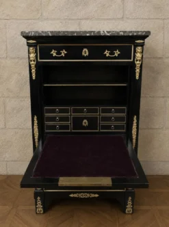 Secrétaire à abattant en bois laqué noir et bronzes dorés – Style Boulle