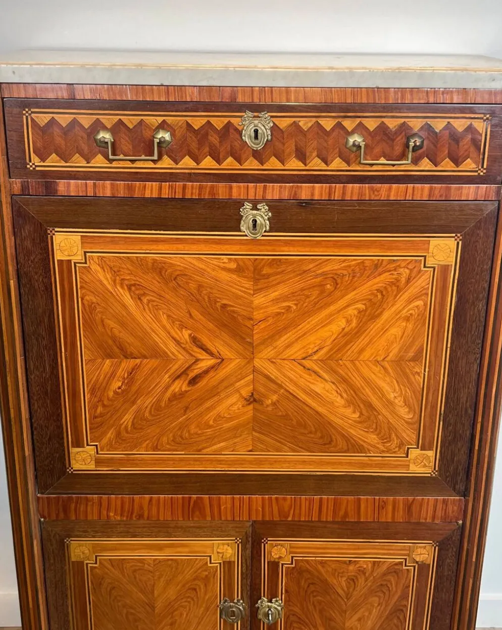 Secrétaire à abattant Louis XVI en marqueterie et plateau de marbre de Carrare