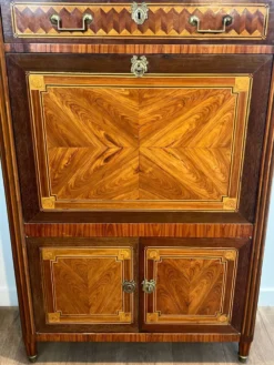 Secrétaire à abattant Louis XVI en marqueterie et plateau de marbre de Carrare