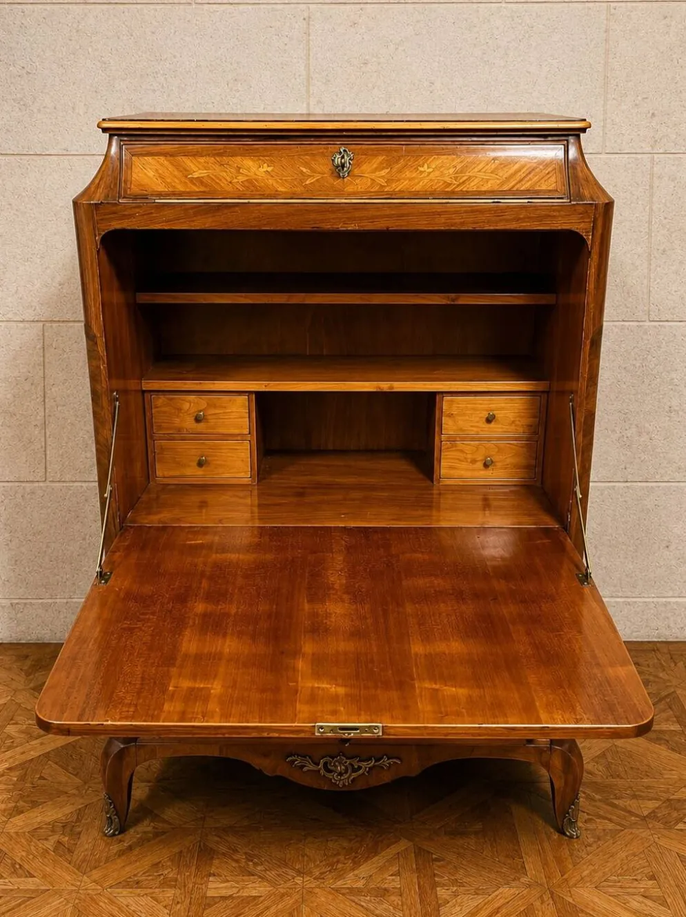 Secrétaire à abattant marqueté de style Louis XV vers 1900