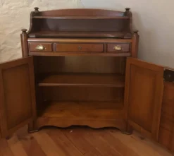 Secrétaire à abattant vintage avec plateau en cuir vert et incrustations