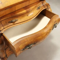 Secrétaire ancien à abattant style baroque en noyer et érable, XXe siècle