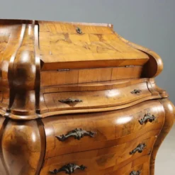 Secrétaire ancien à abattant style baroque en noyer et érable, XXe siècle