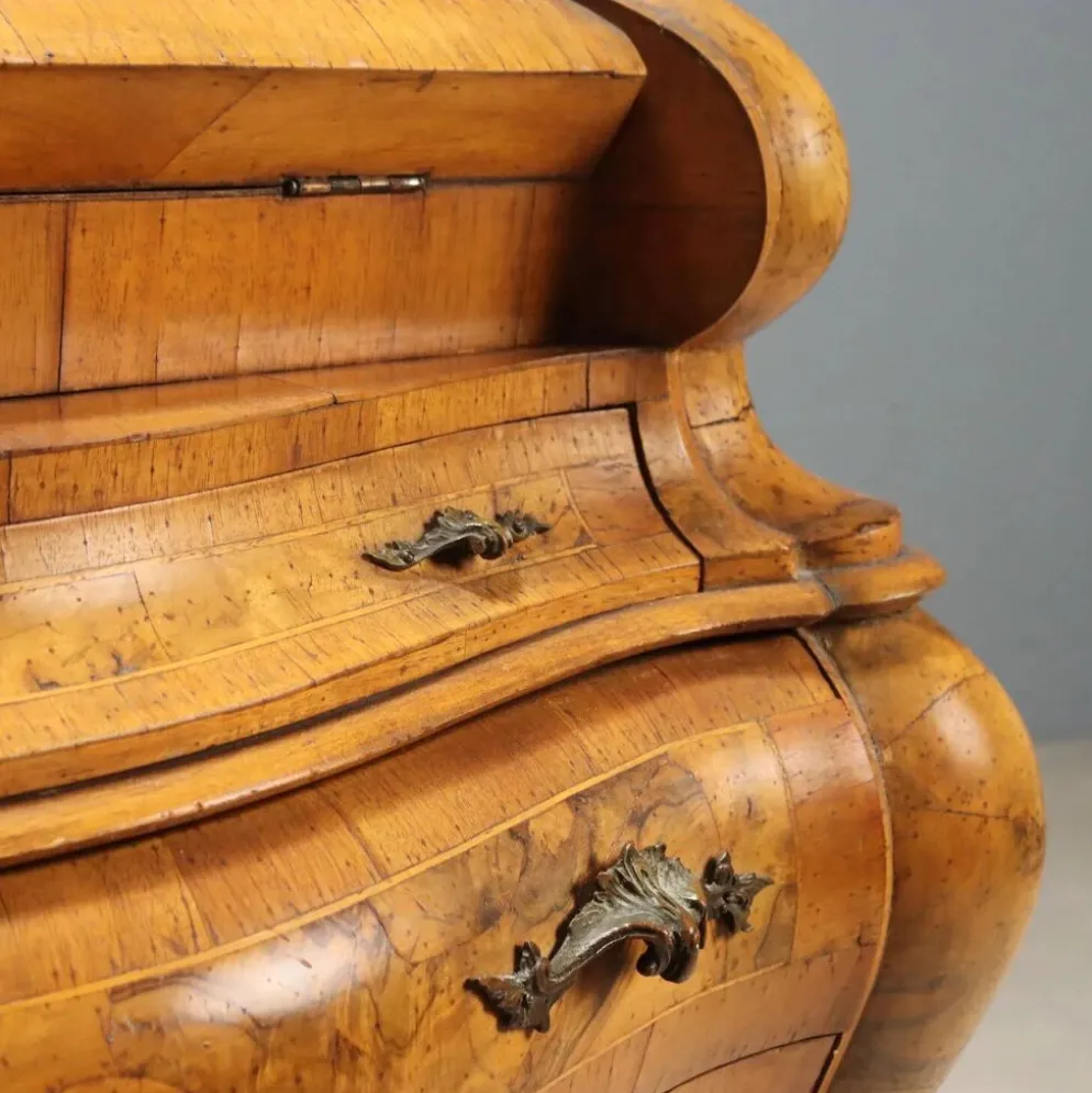 Secrétaire ancien à abattant style baroque en noyer et érable, XXe siècle
