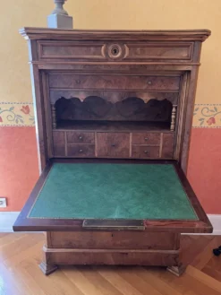 Secrétaire ancien en noyer flammé, époque Louis-Philippe