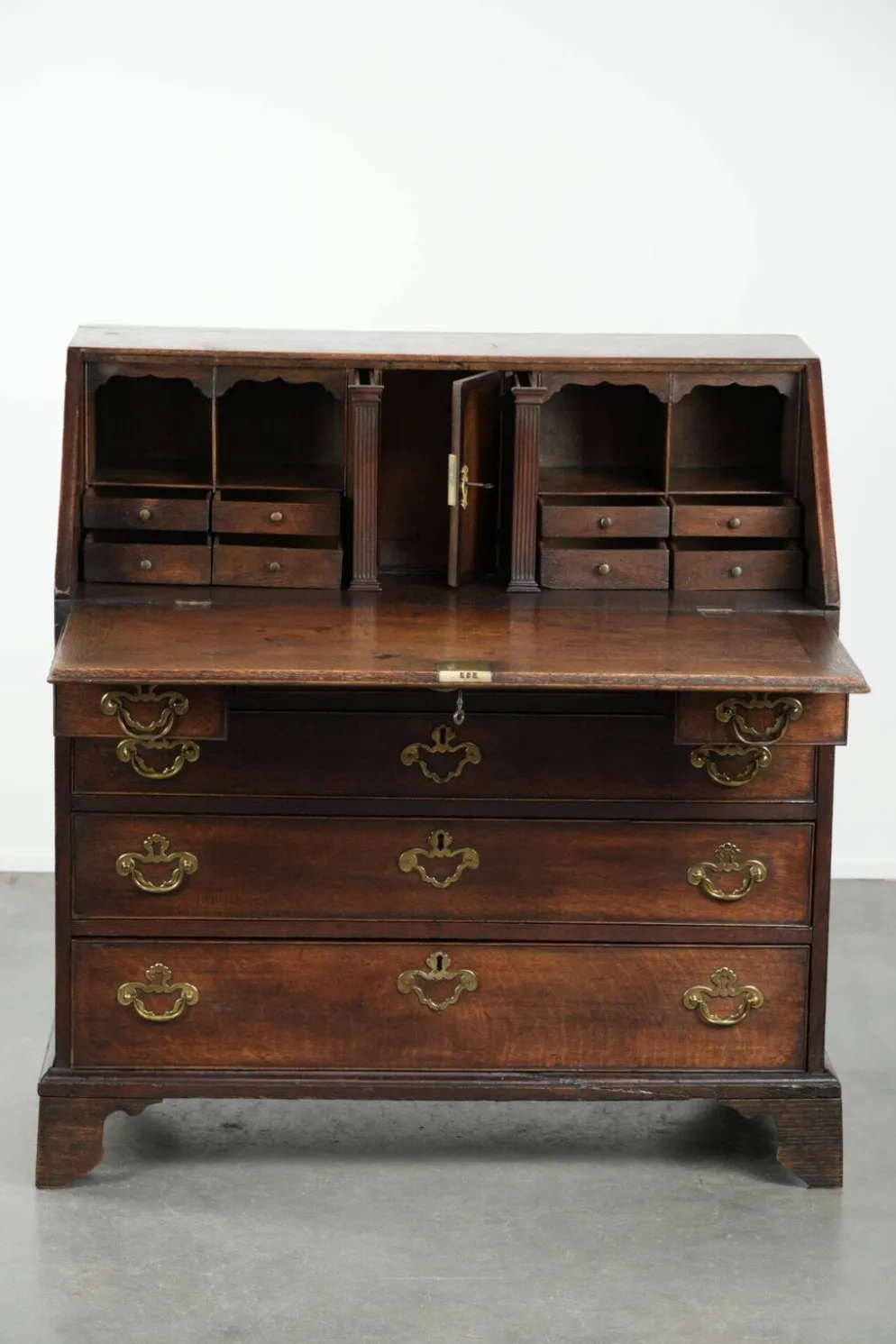 Secrétaire anglais antique du XVIIIe siècle en chêne.