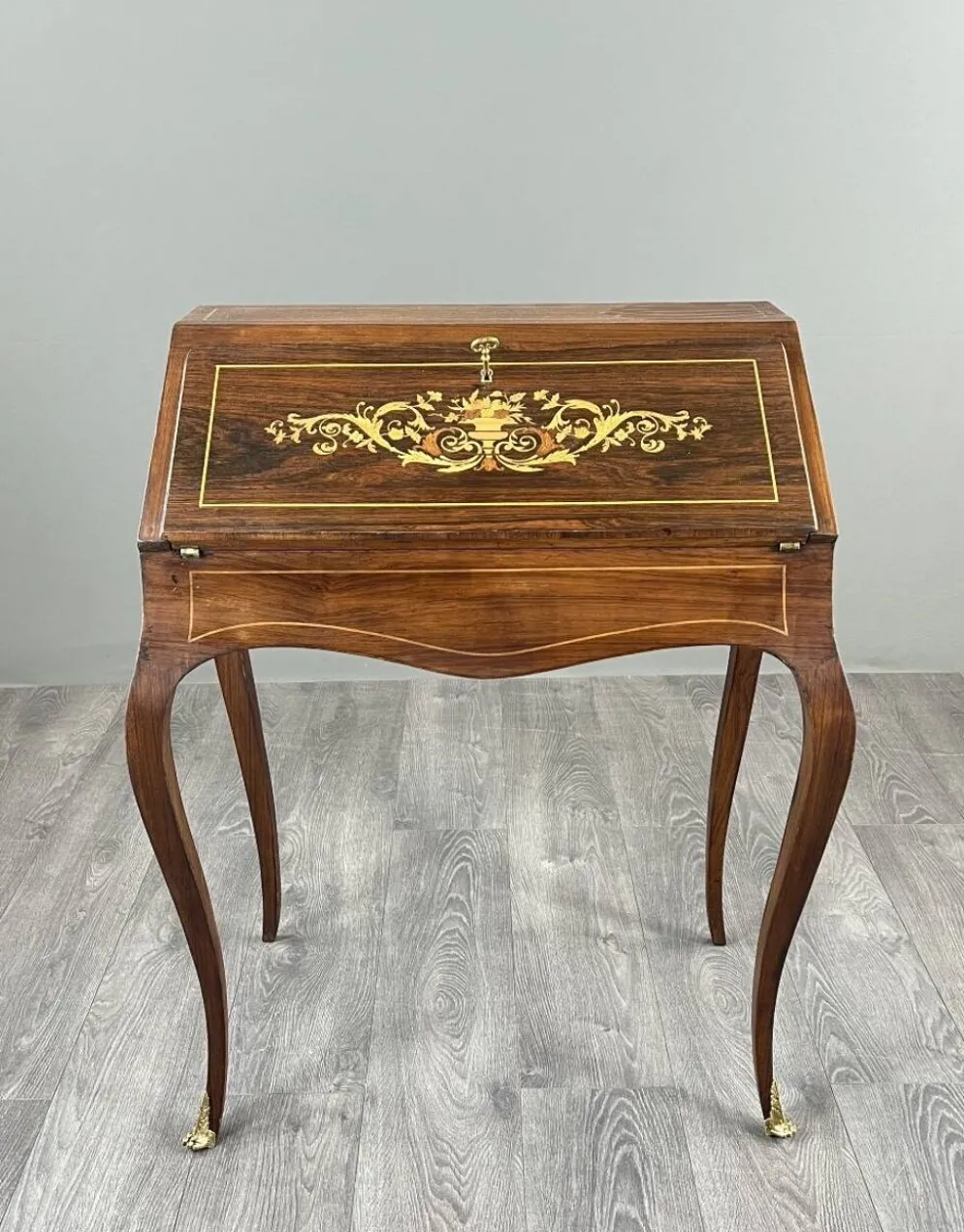 Secrétaire avec un front rabattable en marqueterie, style Louis XV, 19e siècle.
