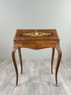 Secrétaire avec un front rabattable en marqueterie, style Louis XV, 19e siècle.