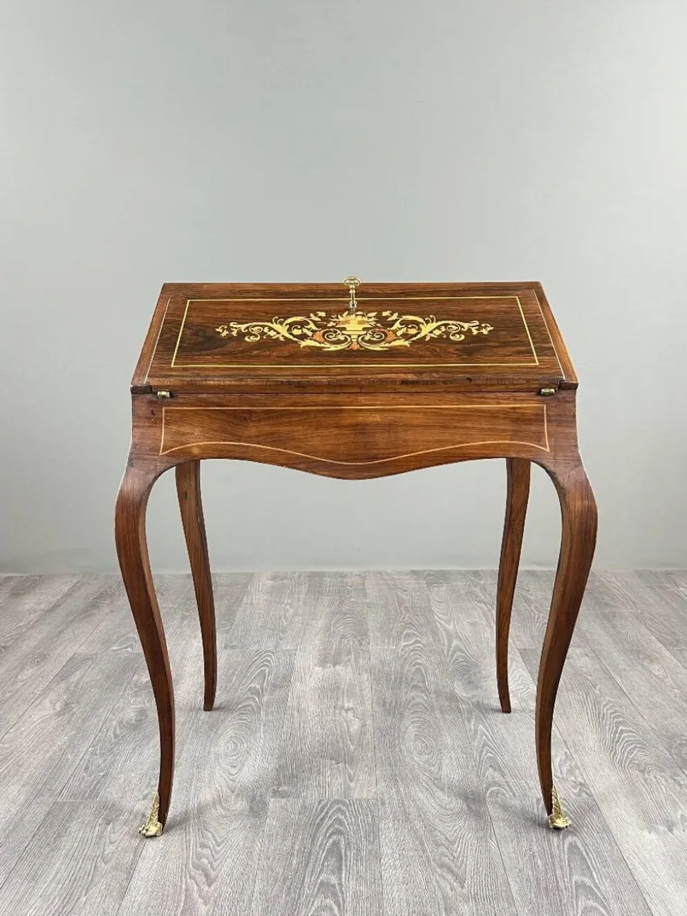 Secrétaire avec un front rabattable en marqueterie, style Louis XV, 19e siècle.