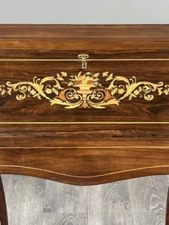 Secrétaire avec un front rabattable en marqueterie, style Louis XV, 19e siècle.