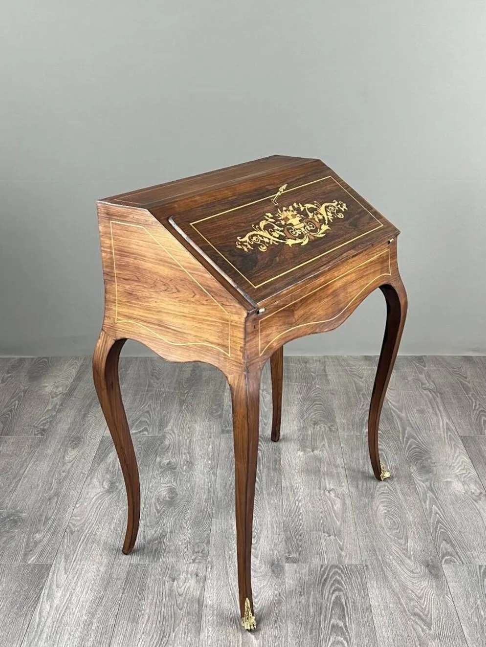 Secrétaire avec un front rabattable en marqueterie, style Louis XV, 19e siècle.