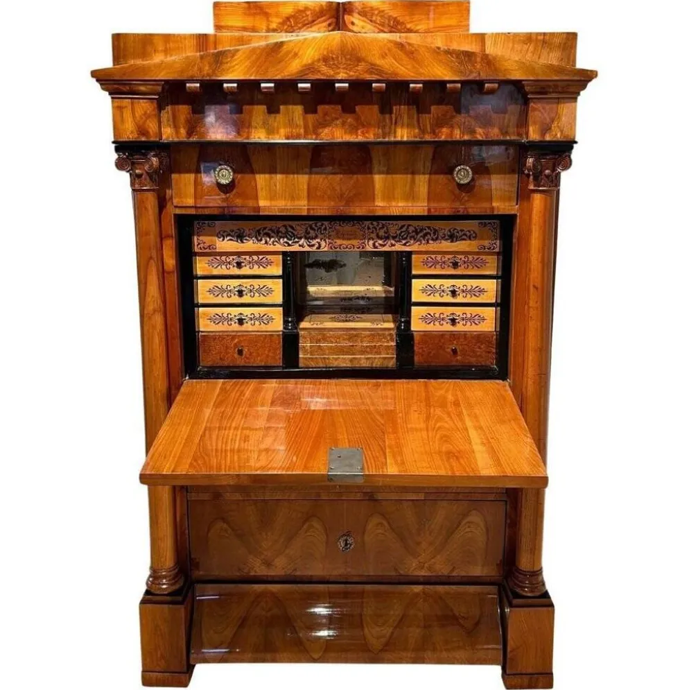 Secrétaire Biedermeier en cerisier et érable avec incrustations et laiton, sud de l'Allemagne, années 1830.
