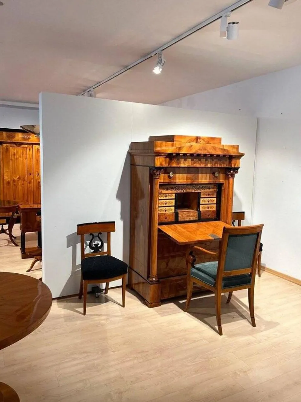 Secrétaire Biedermeier en cerisier et érable avec incrustations et laiton, sud de l'Allemagne, années 1830.