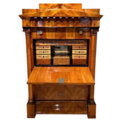 Secrétaire Biedermeier en cerisier et érable avec incrustations et laiton, sud de l'Allemagne, années 1830.