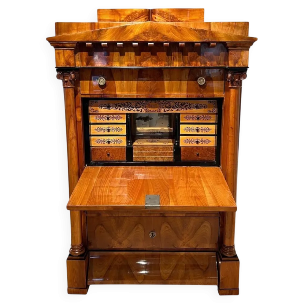 Secrétaire Biedermeier en cerisier et érable avec incrustations et laiton, sud de l'Allemagne, années 1830.