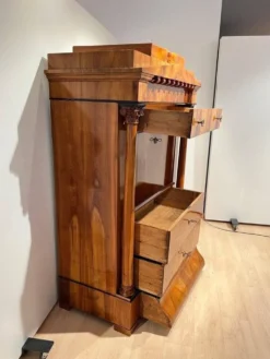 Secrétaire Biedermeier en cerisier et érable avec incrustations et laiton, sud de l'Allemagne, années 1830.