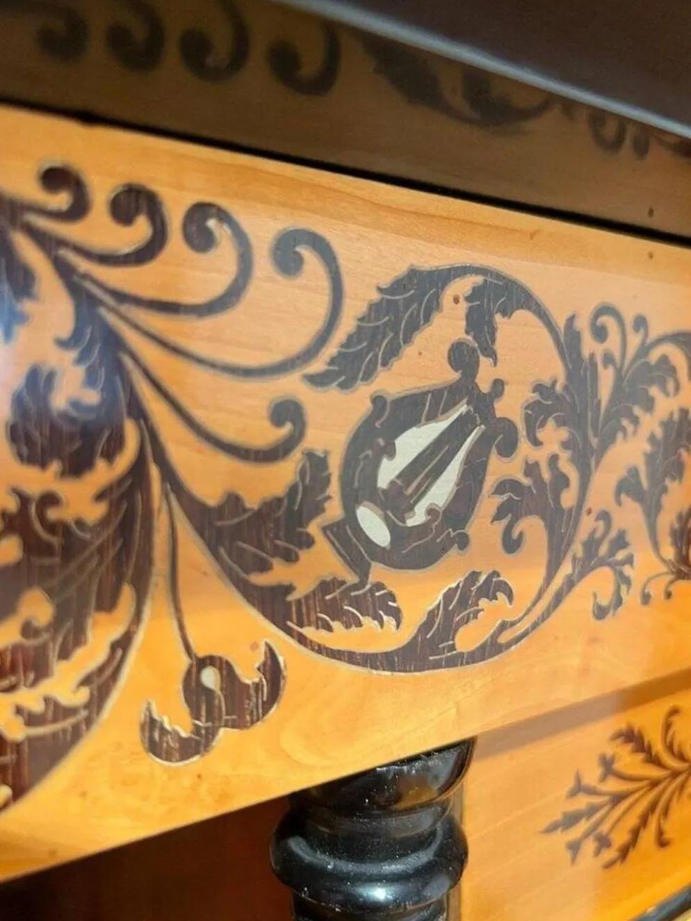 Secrétaire Biedermeier en cerisier et érable avec incrustations et laiton, sud de l'Allemagne, années 1830.