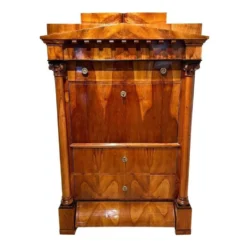 Secrétaire Biedermeier en cerisier et érable avec incrustations et laiton, sud de l'Allemagne, années 1830.