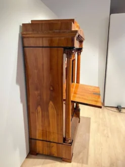 Secrétaire Biedermeier en cerisier et érable avec incrustations et laiton, sud de l'Allemagne, années 1830.