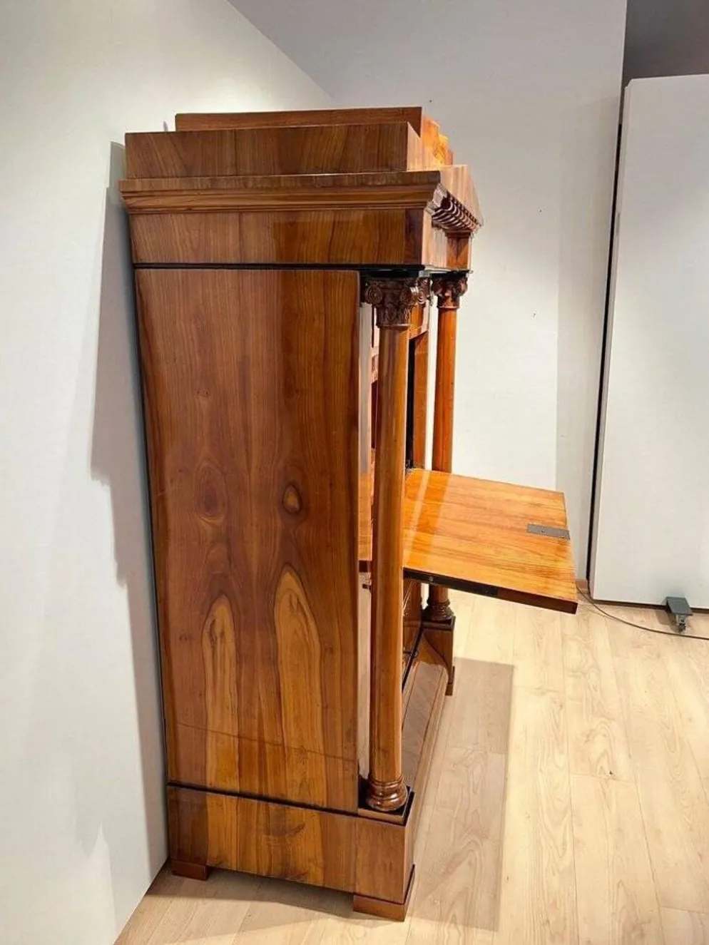 Secrétaire Biedermeier en cerisier et érable avec incrustations et laiton, sud de l'Allemagne, années 1830.