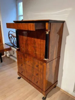 Secrétaire Biedermeier en noyer et érable, 1820